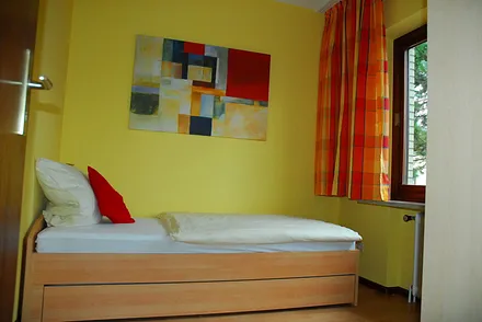 2. Schlafzimmer mit Einzelbett inklusive Gästebettfunktion