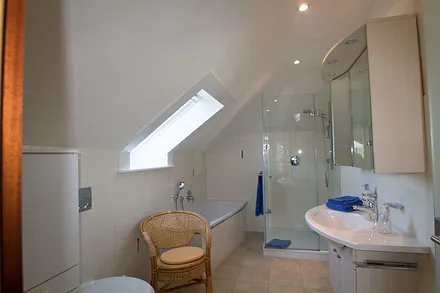 Badezimmer 1 mit Badewanne und Dusche