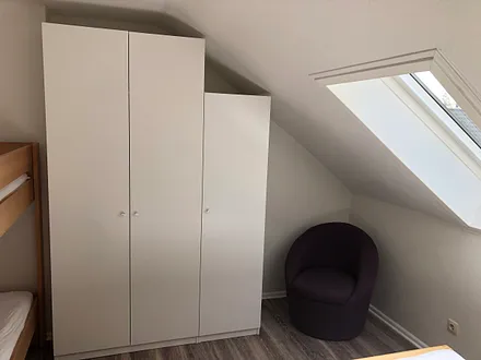 Schrank kleines Schlafzimmer mit zusätzlichem Stockbett 