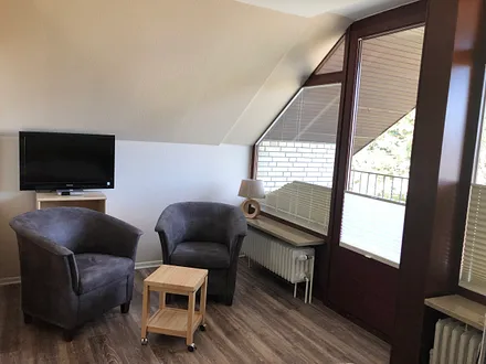 Großes Schlafzimmer mit TV und Balkon