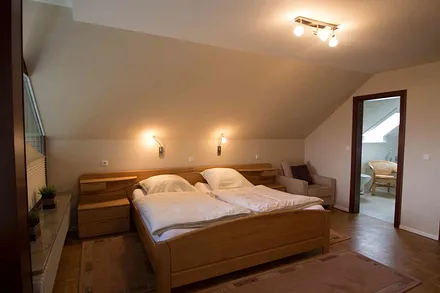 Schlafzimmer mit Doppelbett