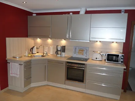 Einbauküche mit Geschirrspüler und Backofen