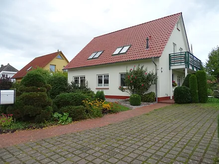 Wohnhaus mit Gästebalkon und Parkplatz
