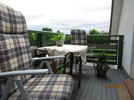 Sitzen und sonnen auf dem Balkon