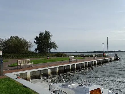 Leere Bänke laden zum Boddenkieken ein
