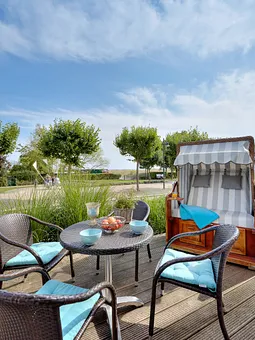 Terrasse mit Strandkorb