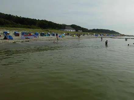 Breiter Sandstrand, nur 700 m von der Wohnung