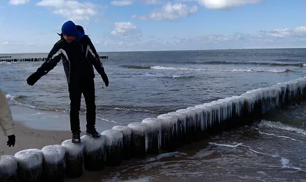 Vereiste Buhnen am Strand im Winter