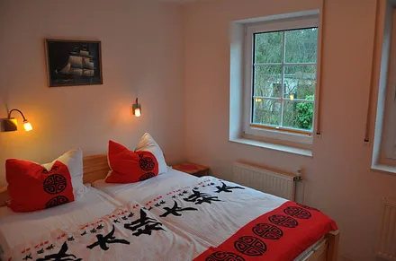 Hellen Schlafzimmer mit Doppelbett, zwei Einzelmatratzen