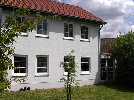 Blick auf Südseite des Hauses und Rasenspielfläche vor dem Haus