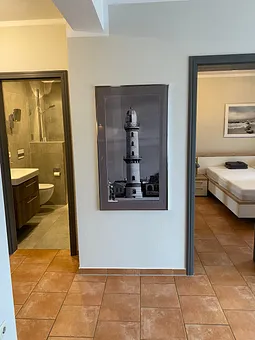 Blick ins Bad und Schlafzimmer