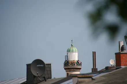 Blick von der Dachterrasse auf den Leuchtturm von Warnemünde