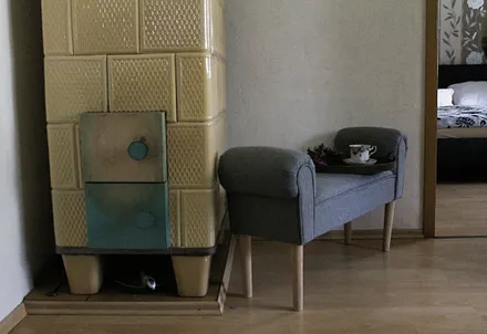 Wohnzimmer mit Kachelofen für die kalten Tage