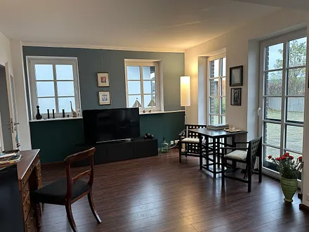 Wohnraum mit TV und Schreibtisch