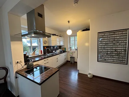 Küchenbereich mit Blick auf den Kräutergarten