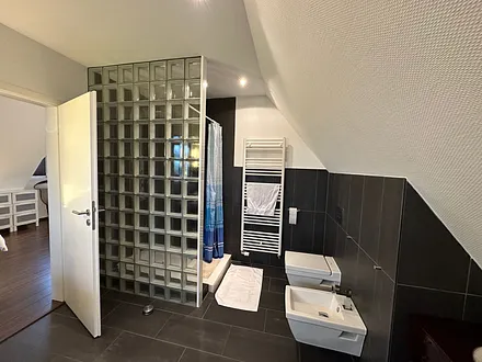 Bad en Suite des 1. Schlafzimmers im OG mit separater Dusche, Bidet, WC und Badewanne