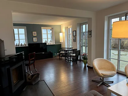 Sicht vom Wohnraum auf die große Terrasse