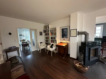 Bibliotheksbereich mit Davenportsekretär