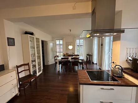 Kochbereich mit Blick in den Essbereich