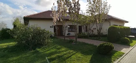 Vorderseite vom Haus im Frühling