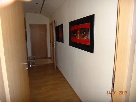 Flur zur Küche und zum Badezimmer