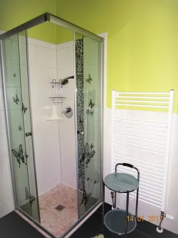 Badezimmer mit Badewanne und Eckdusche