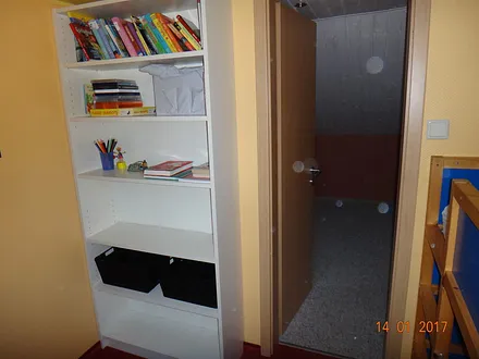 Lese-, Spiele- und Ablageecke im Kinderzimmer