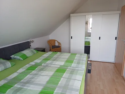 Schlafzimmer mit Doppelbett ( 2 m x 2 m )