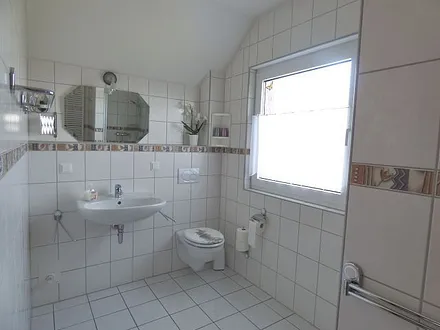 Bad mit Dusche, WC und Fußbodenheizung