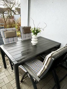 Terrasse mit Gartenmöbel