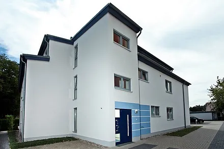 Eingangsbereich und Parkplatz