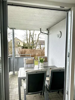 Blick vom Wohnzimmer auf die Terrasse