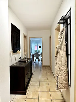 jedes Zimmer ist über den geräumigen Flur erreichbar