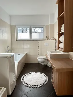 Tageslichtbad mit WC, Dusche, Badewanne und Waschmaschine 