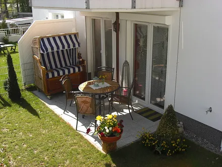 Der schöne Garten mit Terrasse. Hier befindet sich neben Gartenmöbeln ein Strandkorb zum relaxen  