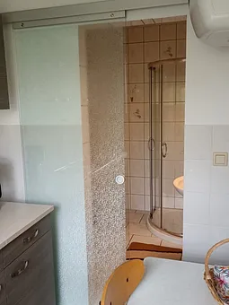 Küche mit Blick zu Ihrem Bad