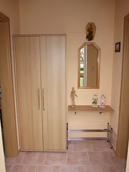 Eingangsbereich, rechts geht es zum Wohn-/Schlafzimmer, links zur Küche sowie Bad