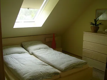 Schlafzimmer mit Doppelbett