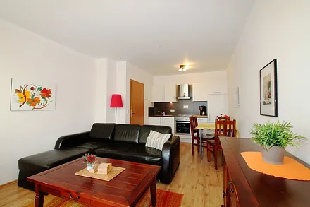 Wohn- und Essbereich mit Geschirrspüler und Backofen