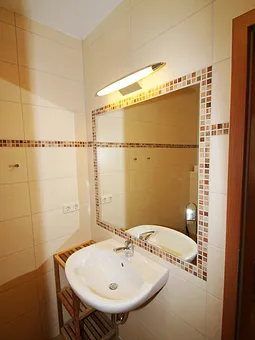 Bad mit ebenerdiger Dusche inneliegend