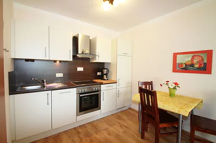 Wohnküche mit Geschirrspüler, Backofen