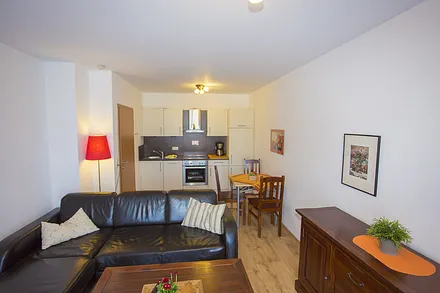 Wohnküche mit Geschirrspüler und Backofen