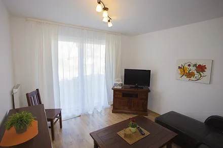 Wohnraum mit Zugang zur großen Terrasse