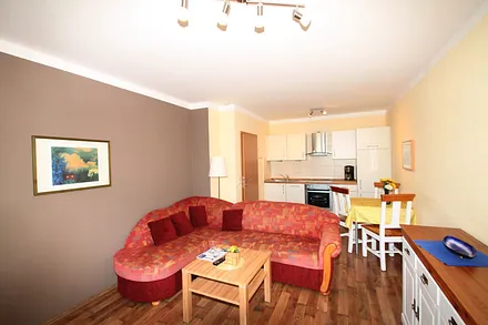 Wohn/Essbereich (Küche mit Geschirrspüler, Backofen...)