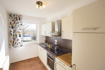 Küche mit Geschirrspüler und Backofen