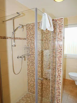 Bad mit ebenerdiger Dusche und Fenster