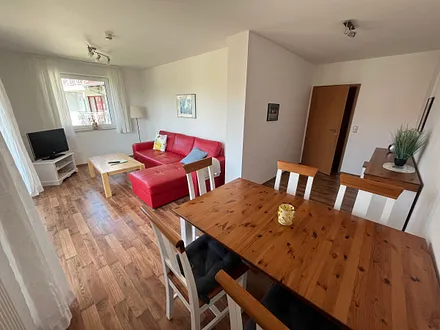 Wohnzimmer (durch Balkonfenster Blick zum Wasser)