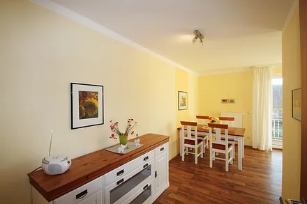 Wohnbereich mit Blick auf den Esstisch