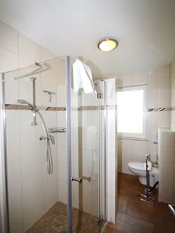 Bad mit ebenerdiger Dusche und Fenster