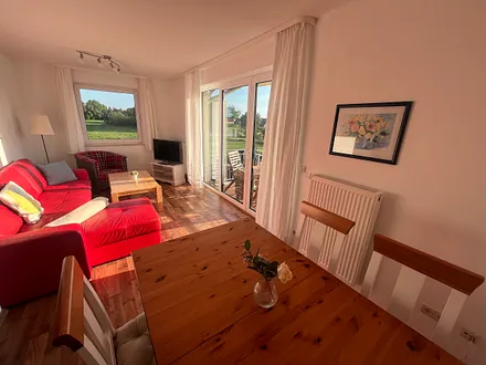 Wohnzimmer mit Balkon und Blick zum Wasser